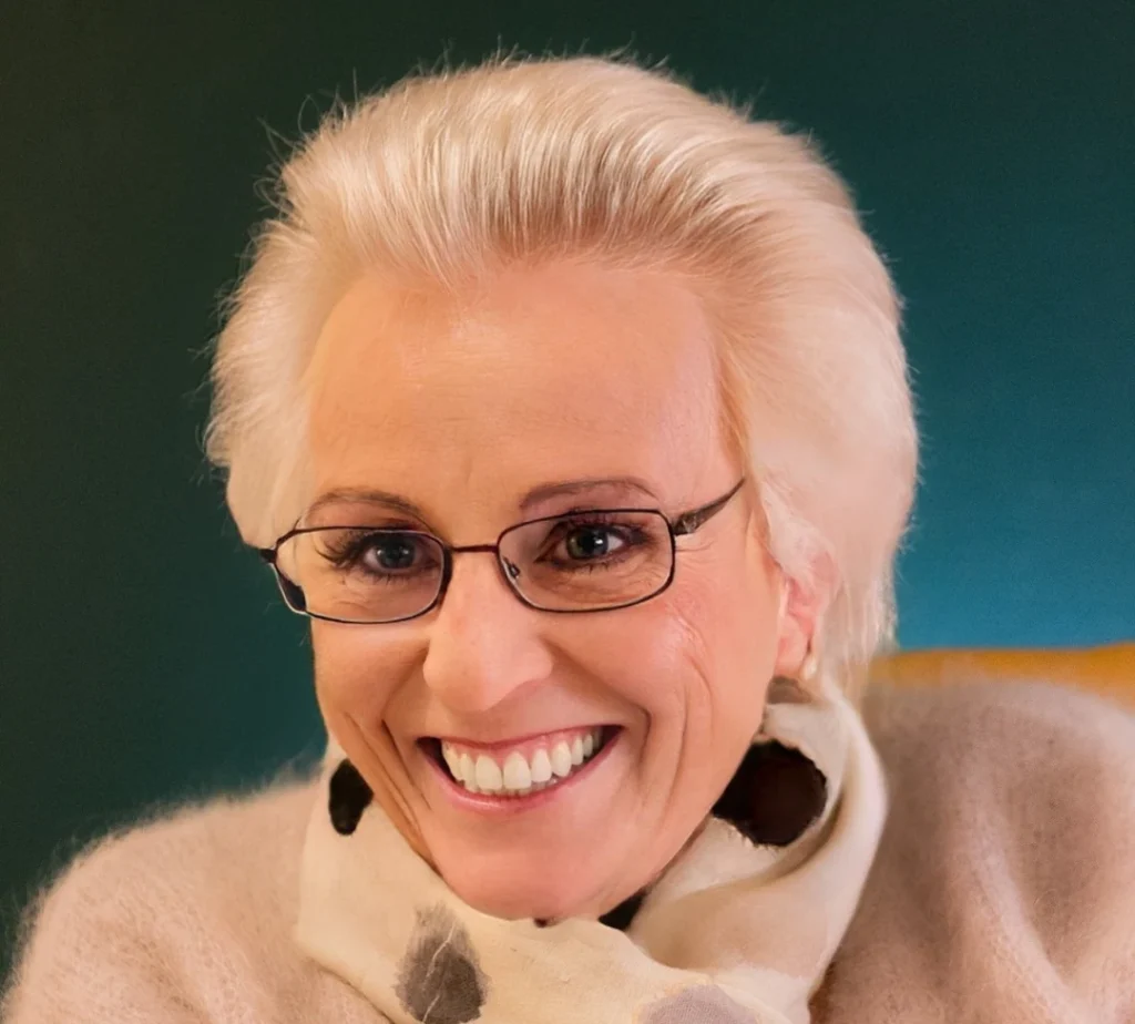 Douleur prothèse dentaire soulagée grâce à un ajustement professionnel, sourire large et serein d’une dame âgée.